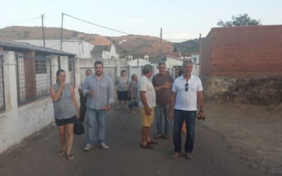 El equipo de gobierno se reúne con los vecinos de la aldea de El Hoyo.